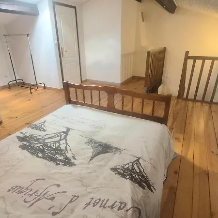 Semesterbostad L'authentique - 5 Voyageurs - Chateau A 150m Villeneuve (Puy-de-Dome)